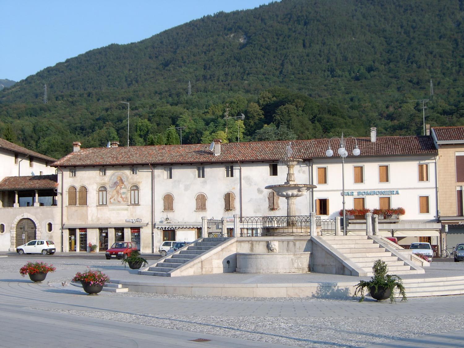 Maniago, fontana ottagonale (foto Roberto Mazzoli)