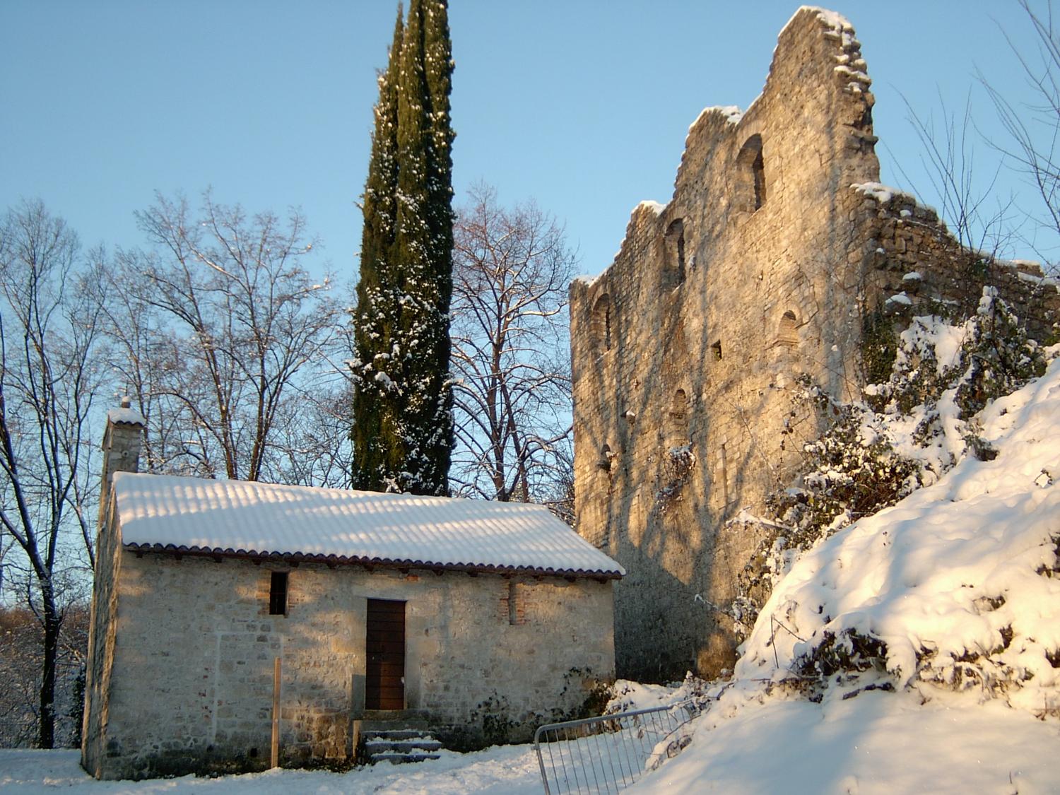 Maniago, ruderi del castello e chiesetta di San Giacomo (foto Roberto Mazzoli)