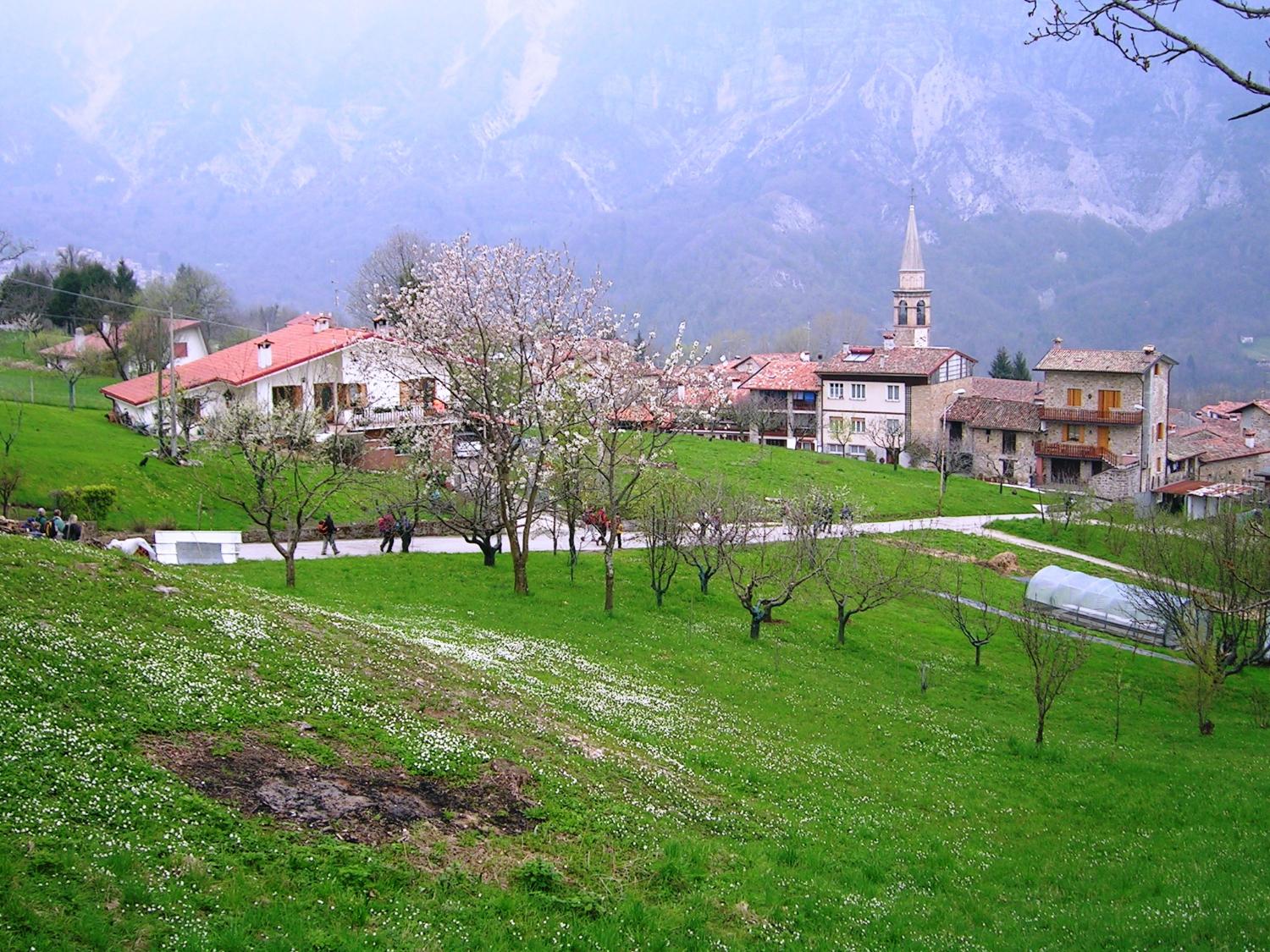 Sul sentiero, in arrivo a Frisanco (foto Andrea Ghirardini)