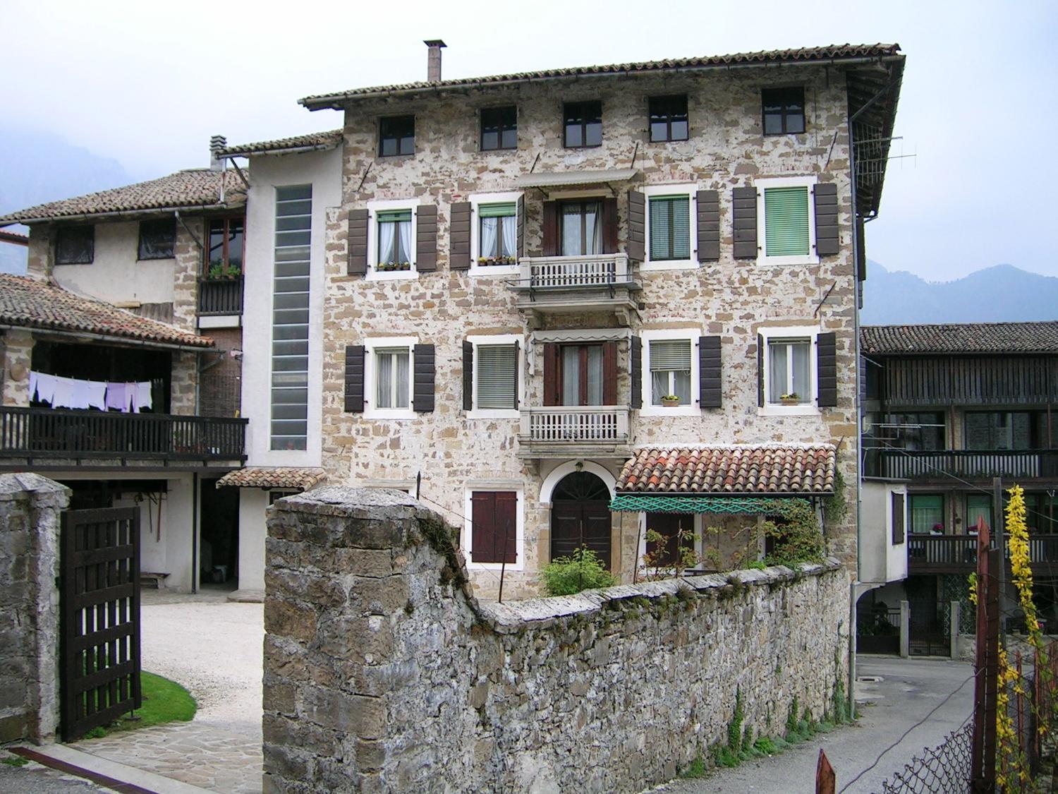 Nel borgo di Frisanco (foto Andrea Ghirardini)