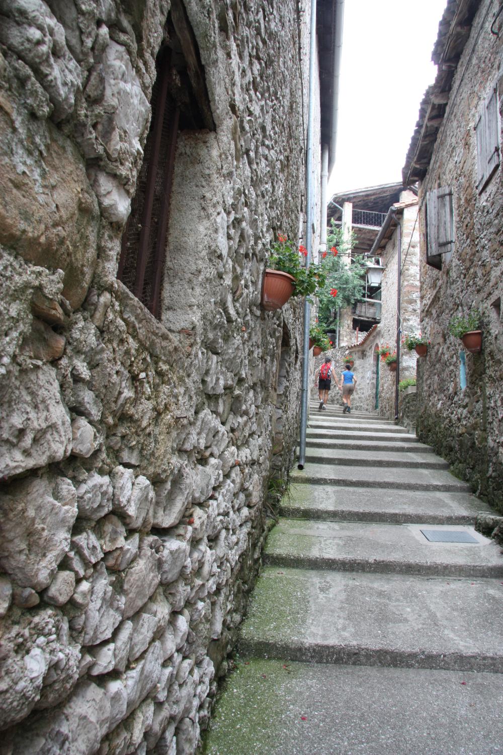 Sul Sentiero Frassati, in arrivo nel borgo di Poffabro (foto Archivio  Azione Cattolica Maniago)