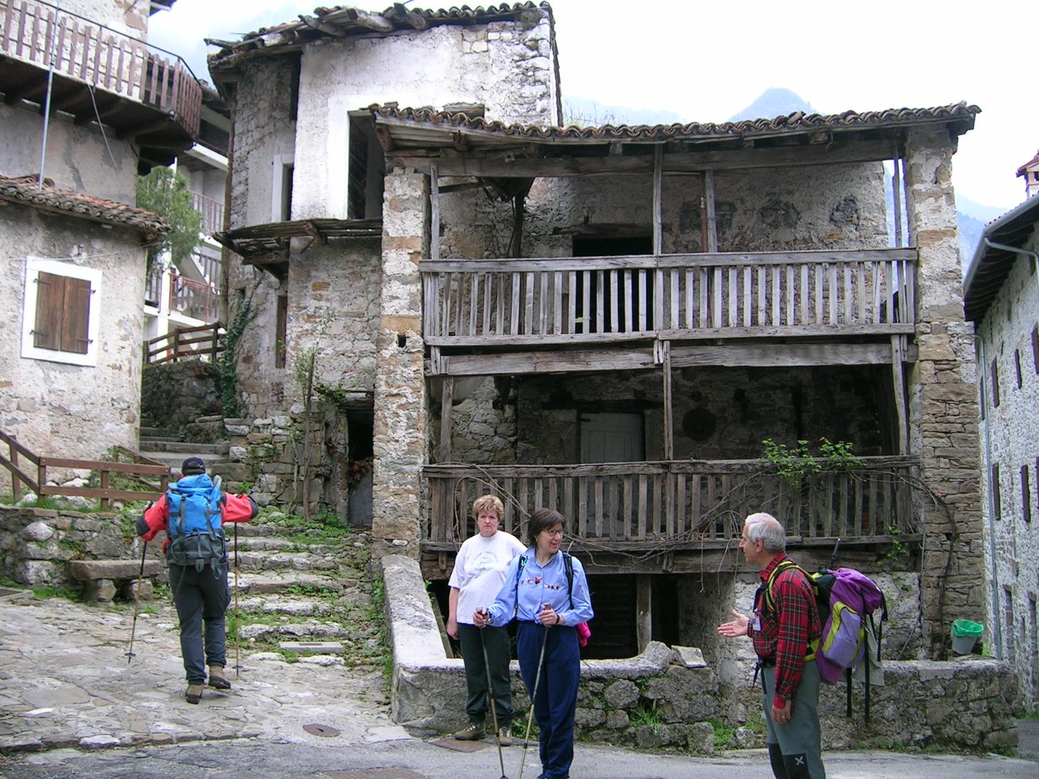 Nel borgo di Poffabro (foto Andrea Ghirardini)