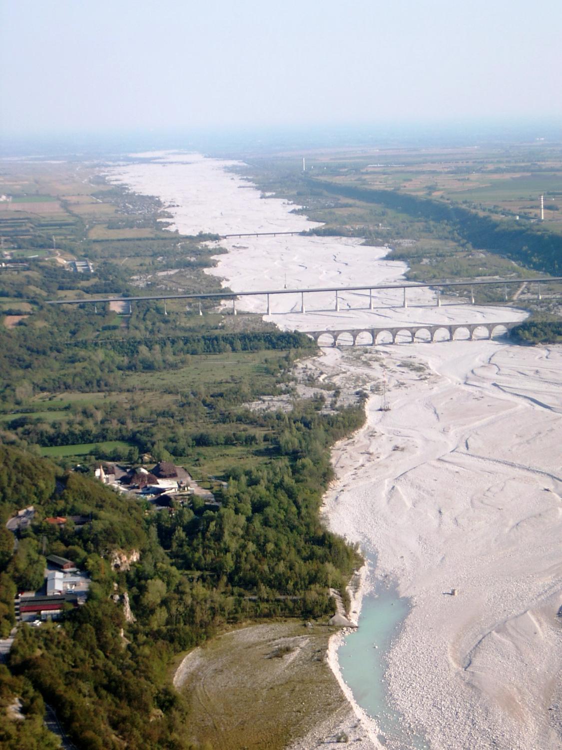 Da Maniagolibero, splendida vista sull'alveo del torrente Cellina (foto Roberto Mazzoli)