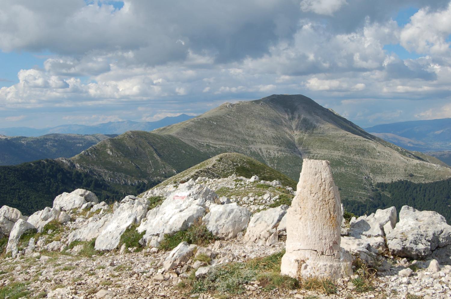 Cippo di confine sulla vetta del monte Crepacuore con sullo sfondo il Viglio (foto Arduino Fratarcangeli)