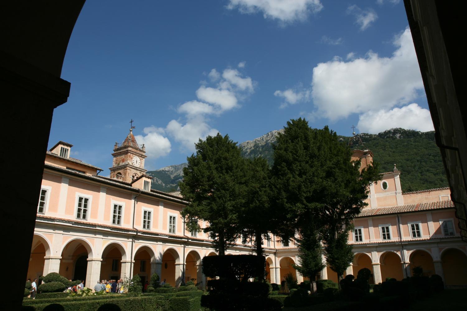 Il monte Rotonaria visto dal chiostro della certosa di Trisulti, al termine della terza tappa (foto Andrea Ghirardini)