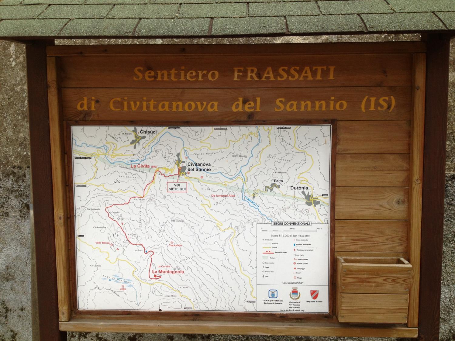 Tabellone del Sentiero Frassati, in paese (foto Carlo Finocchietti)