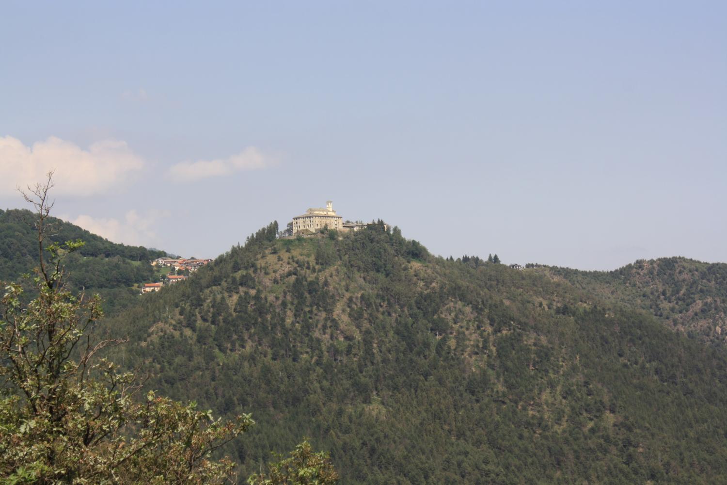 Il santuario di S.Ignazio visto dal Sentiero Frassati (foto Osvaldo Cagliero)