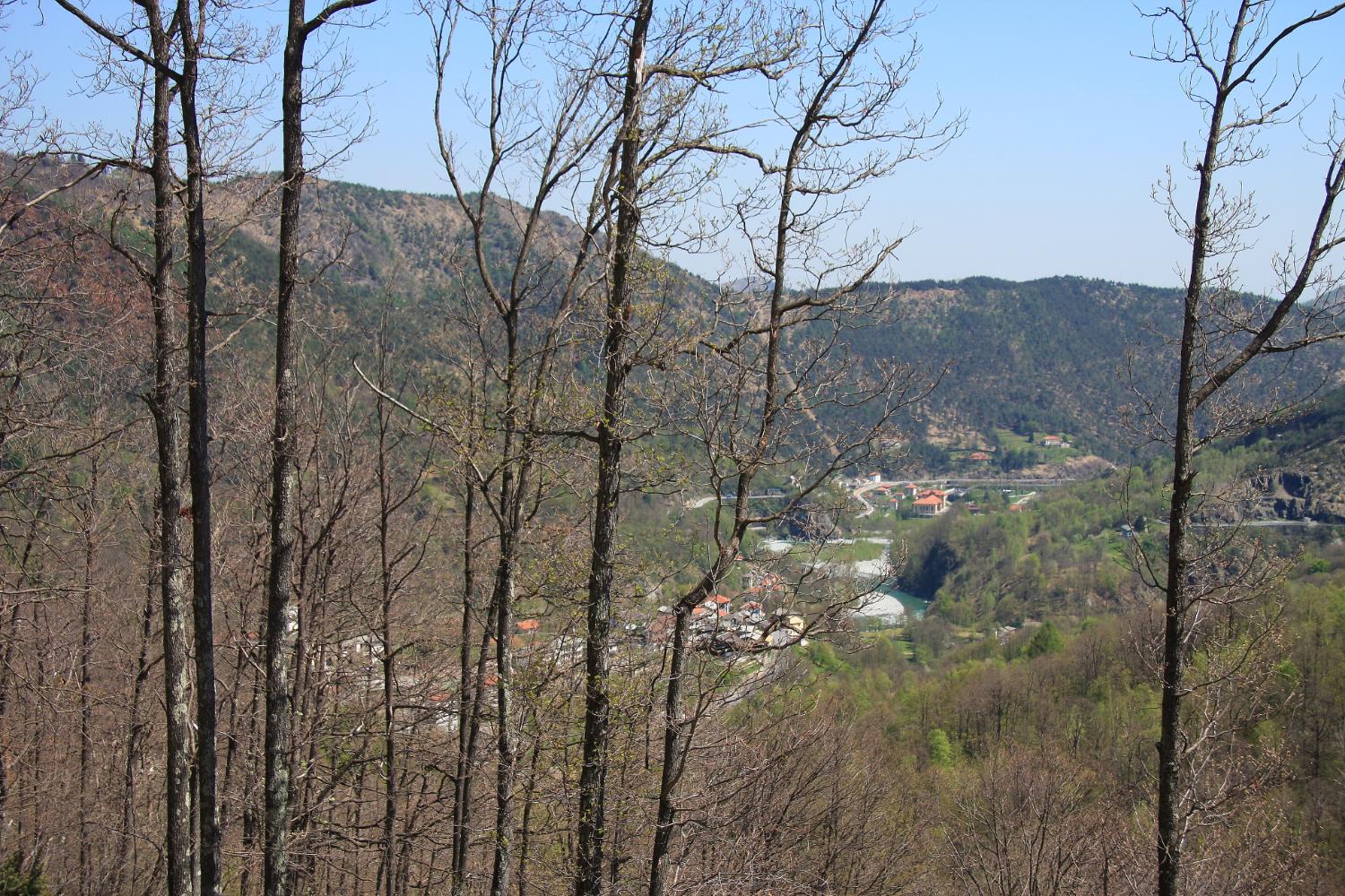 Scorcio verso valle scendendo da Pian Bracon verso Lusiana sulla variante del Sentiero Frassati (foto Pierguido Vottero)