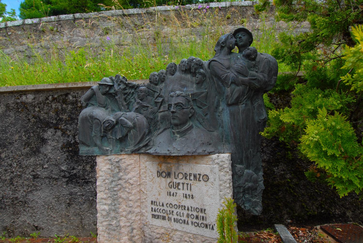 Tomba di don Lorenzo Guetti a Vigo Lomaso (foto Gianni Zotta)