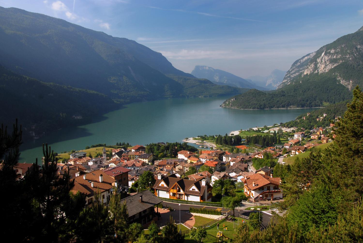 Molveno e il suo lago (foto Gianni Zotta)