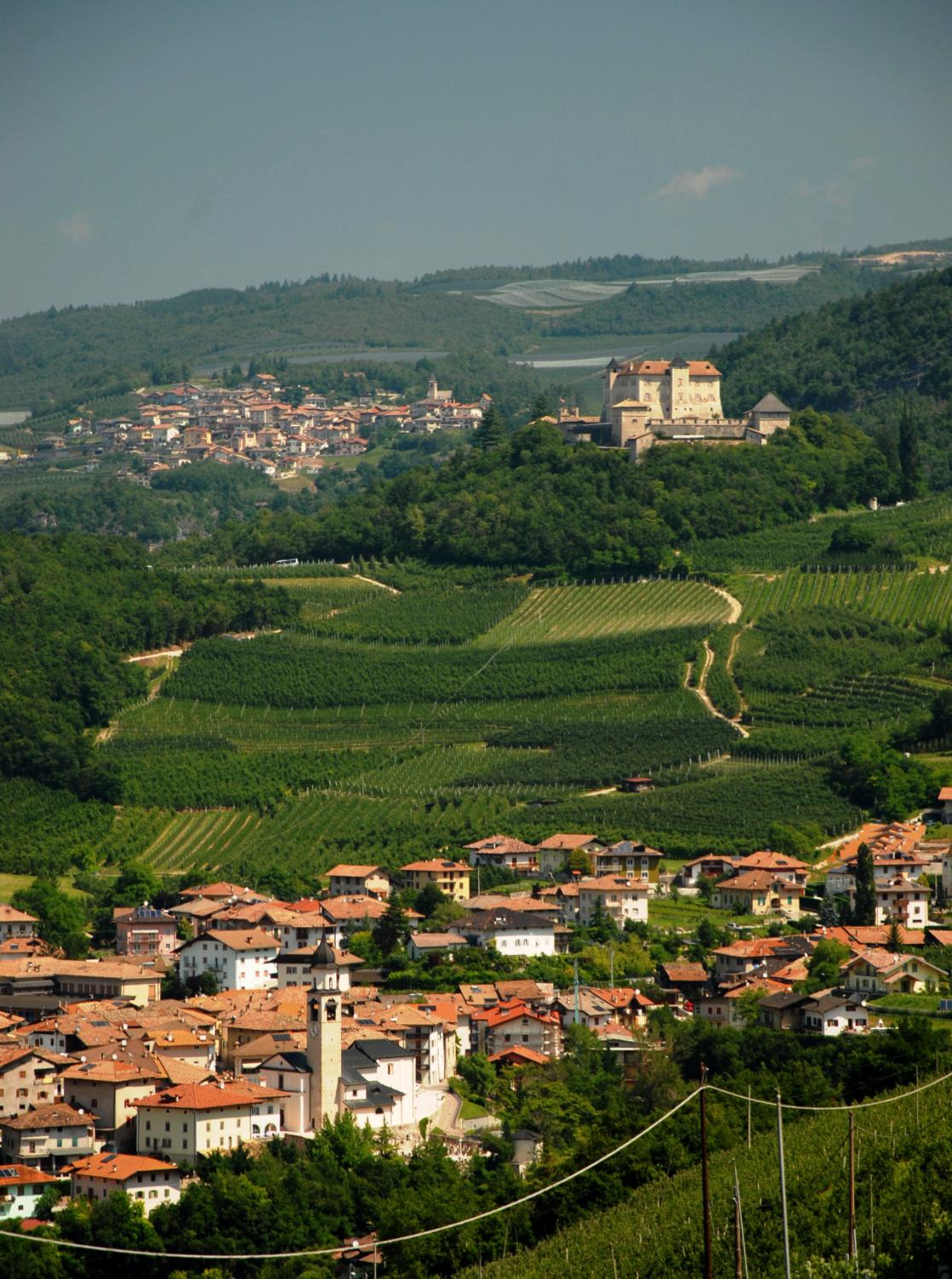 l'abitato di Vigo di Ton e Castel Thun (foto Gianni Zotta)