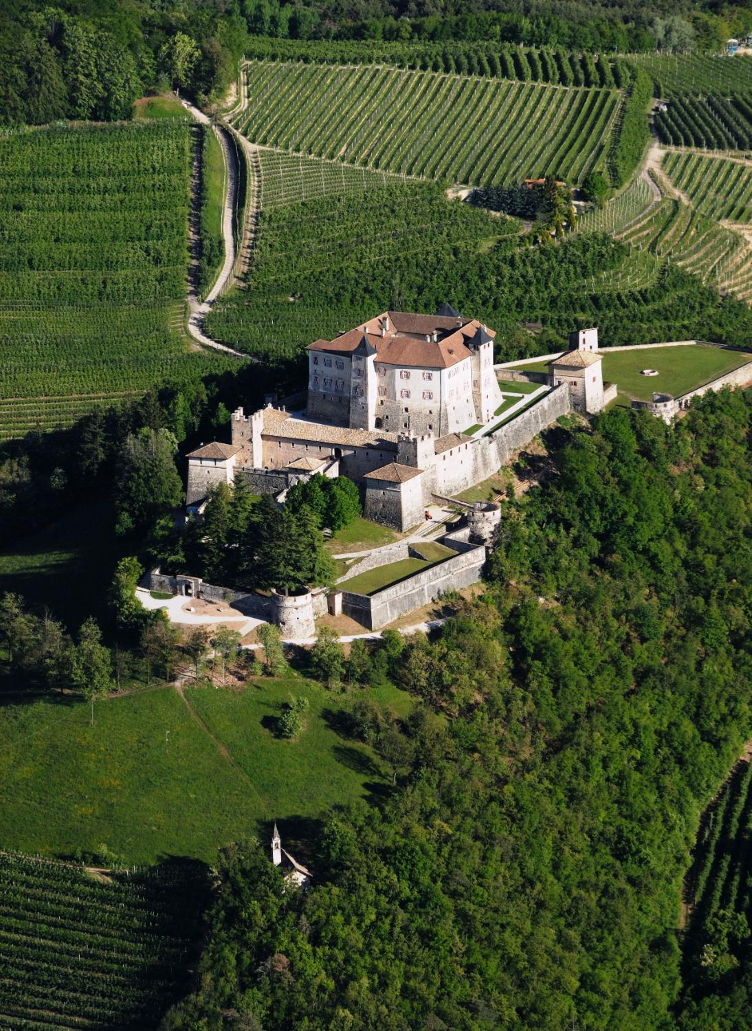 Castel Thun con la cappella di San Martino (foto Gianni Zotta)