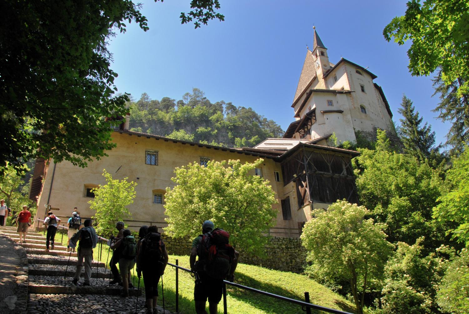 Arrivo al santuario di San Romedio (foto Gianni Zotta)