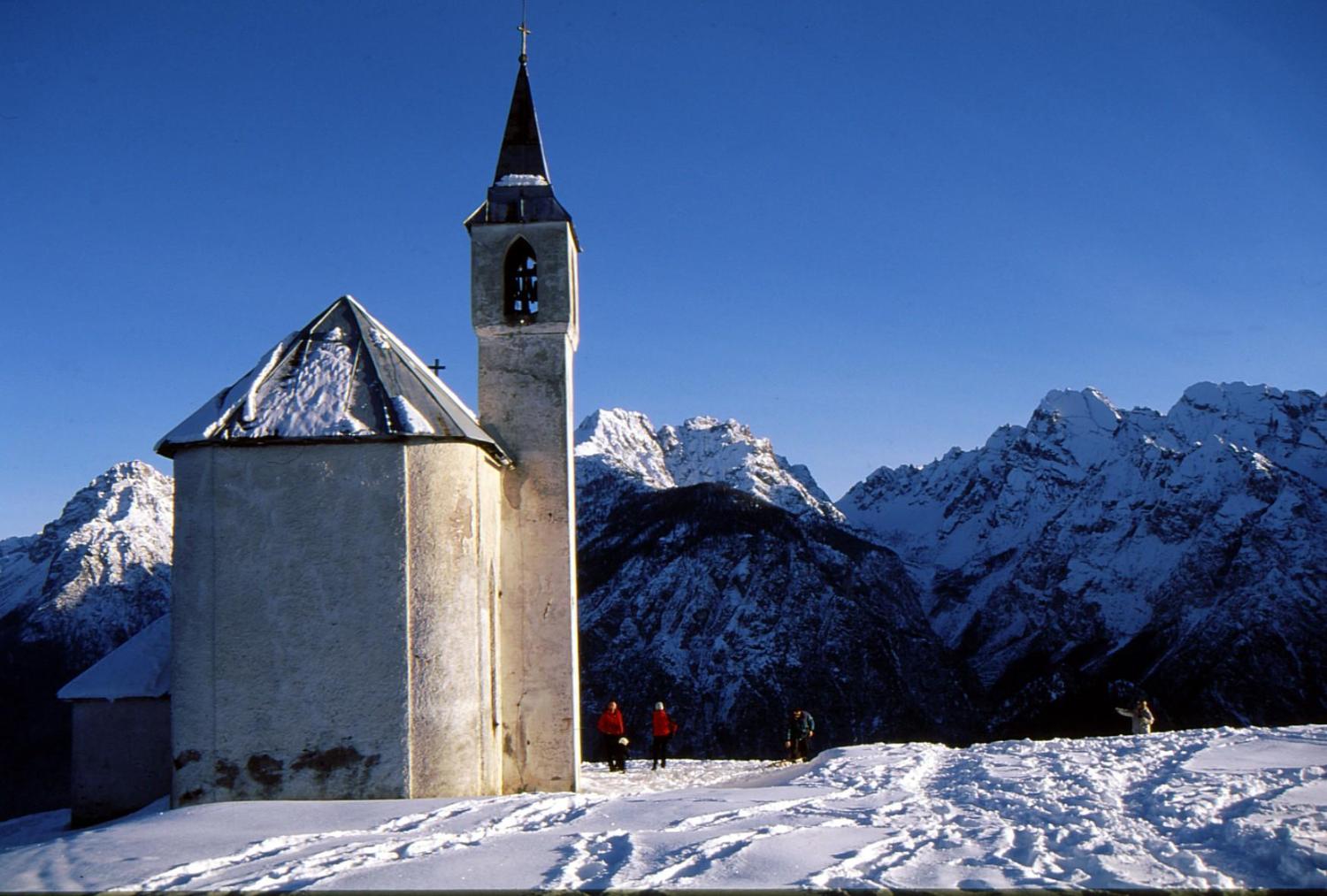 La Chiesetta di Santa Barbara sul colle sopra Danta (foto Italo Zandonella Callegher)