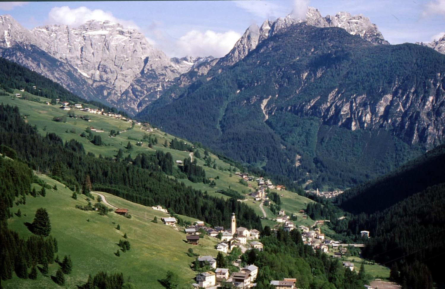 Comélico Inferiore con San Nicolò e sullo sfondo Santo Stefano (foto Italo Zandonella Callegher)