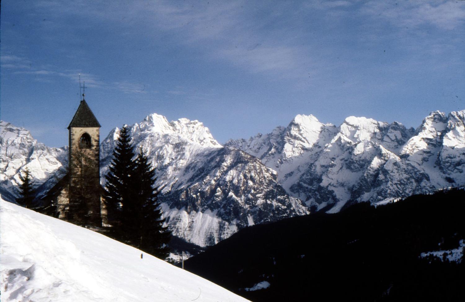 La Chiesa di San Leonardo a Casamazzàgno (foto Italo Zandonella Callegher)