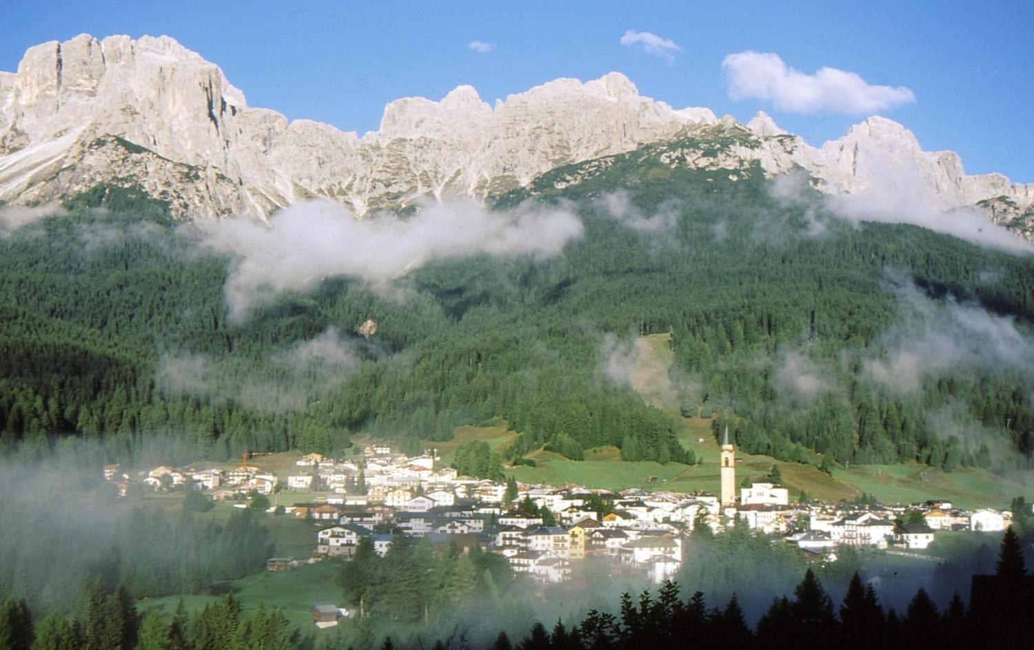 Pàdola di Comélico Superiore con le Dolomiti del Popèra (foto Italo Zandonella Callegher)