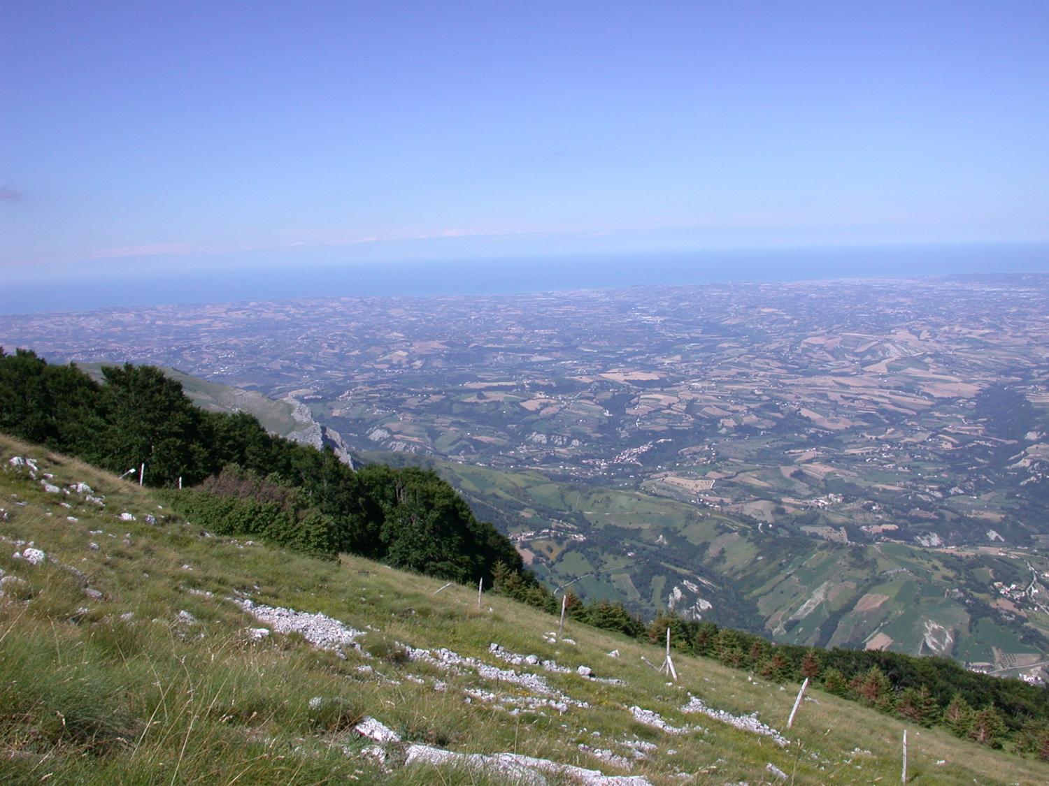 Dal Monte Cappucciata la vista spazia fino all'Adriatico (foto Edoardo Tini)