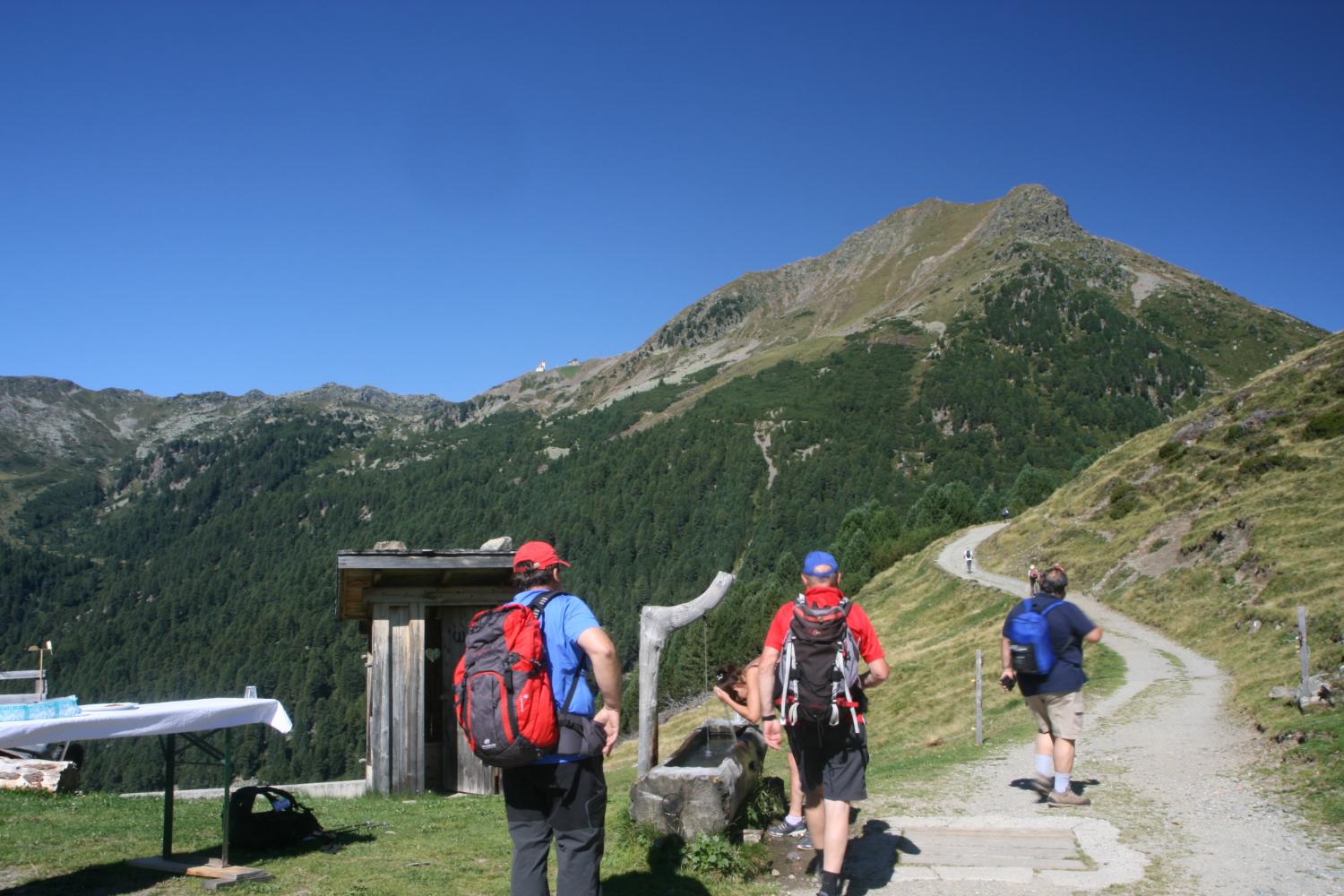 Ripartenza dalla malga di Sepp Fattner per l'ultima parte del sentiero (foto Andrea Ghirardini)