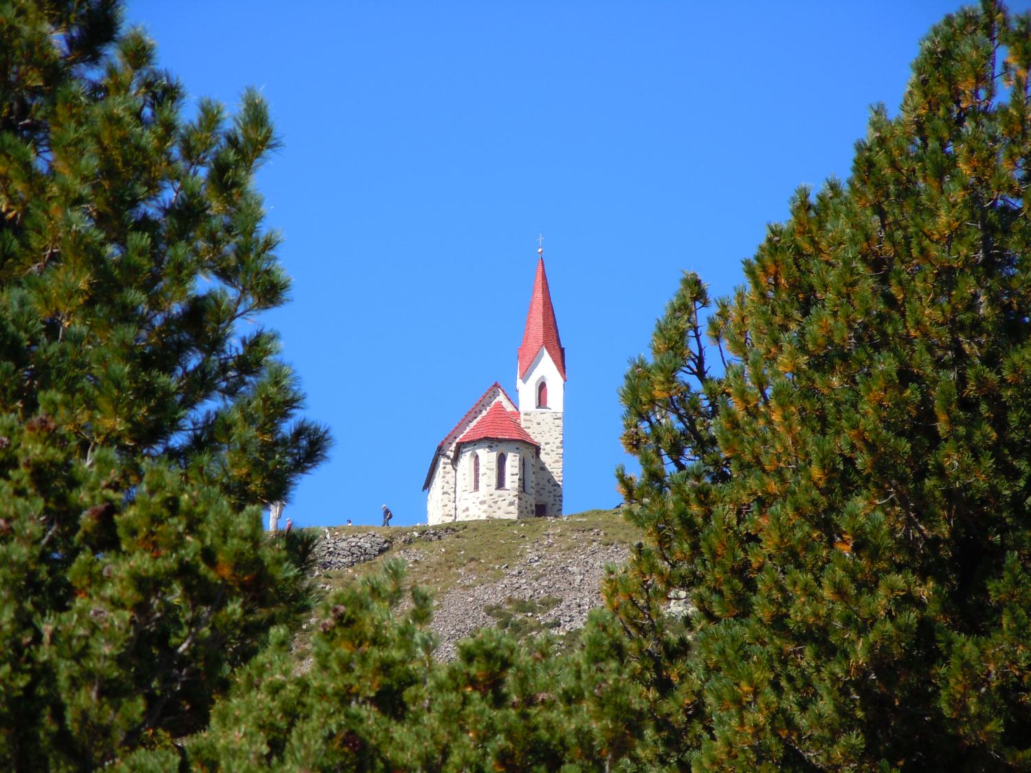 Il santuario della Santa Croce di Lazfons è sempre più vicino (foto Antonello Sica)