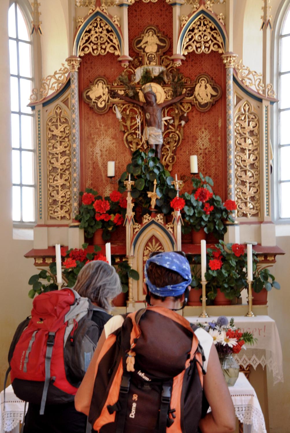 All'interno del santuario della Santa Croce di Lazfons (foto Gianni Zotta)