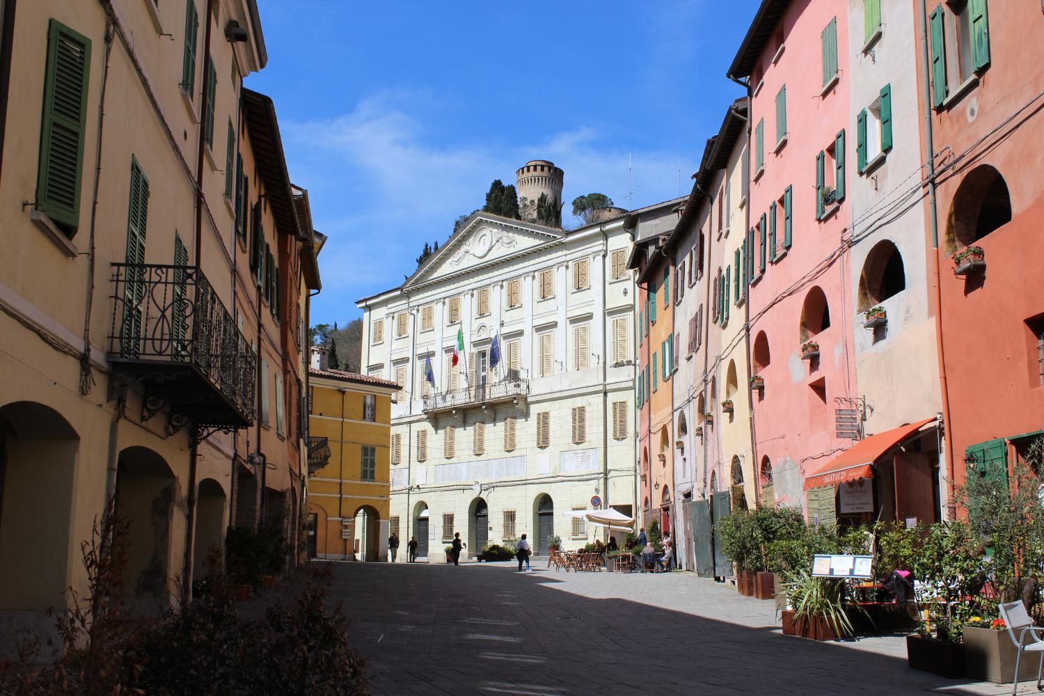 Il centro storico di Brisighella, con sulla destra gli archi della Via degli Asini (foto Antonella Focarelli)