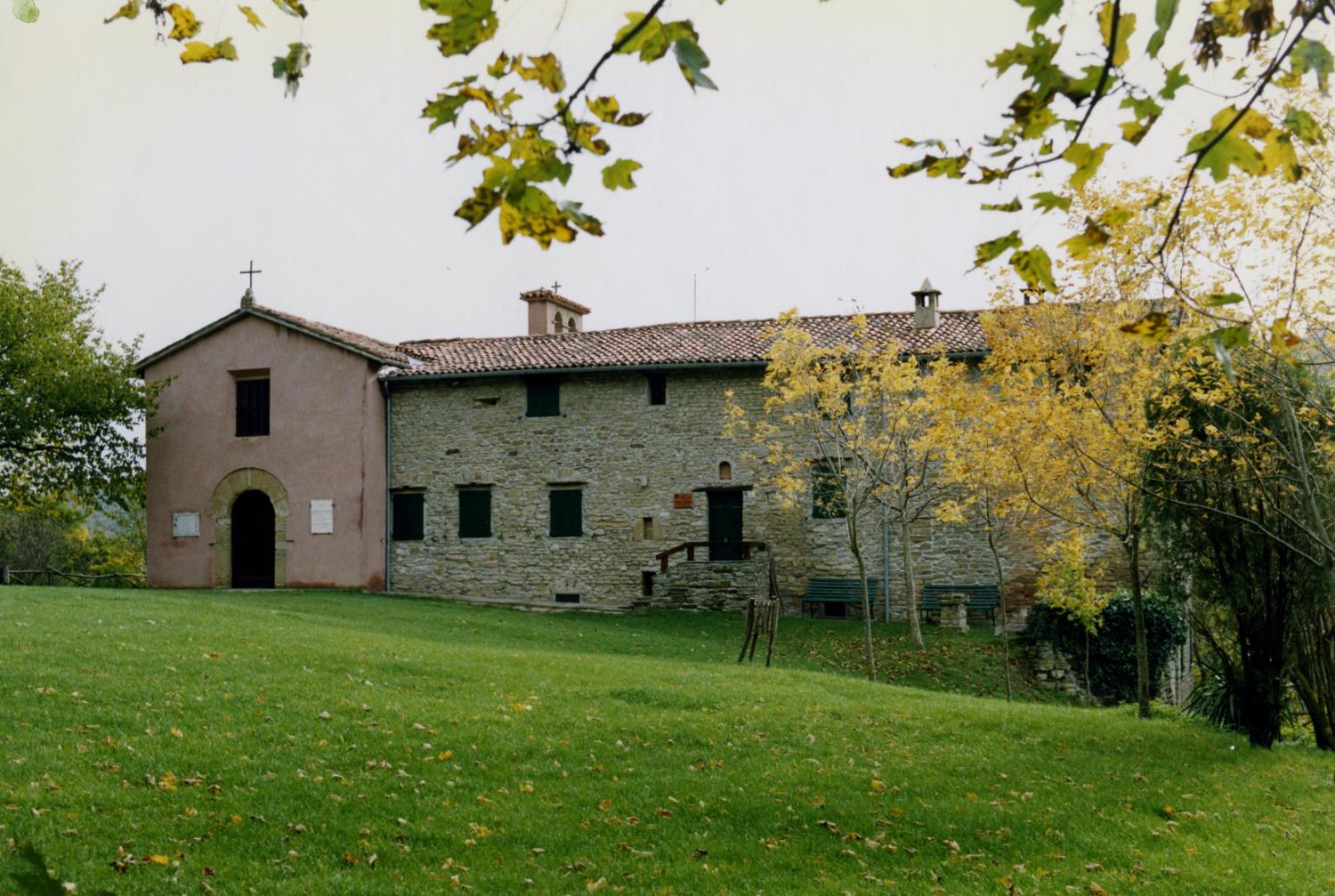 Il Rifugio Fontana Moneta con l'annessa chiesa di Sant'Andrea (foto Archivio UOEI Faenza)