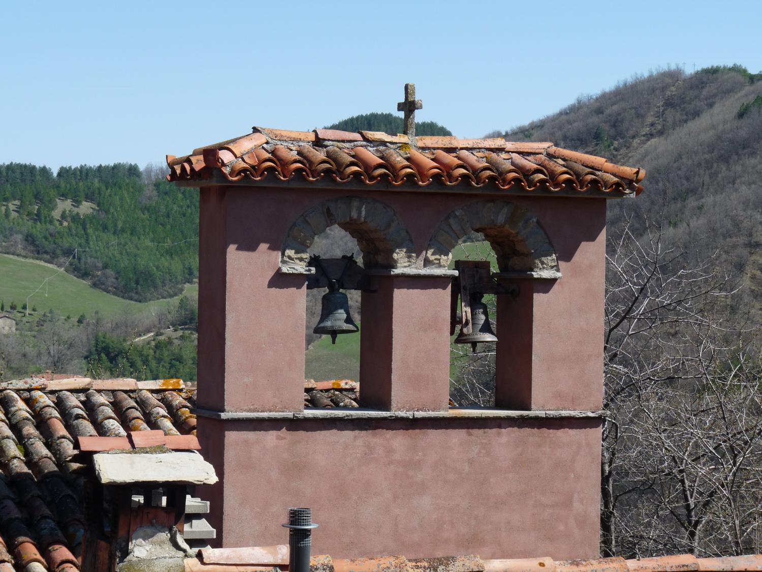 Particolare della chiesa di Sant'Andrea accanto al rifugio di Fontana Moneta (foto Archivio UOEI Faenza)