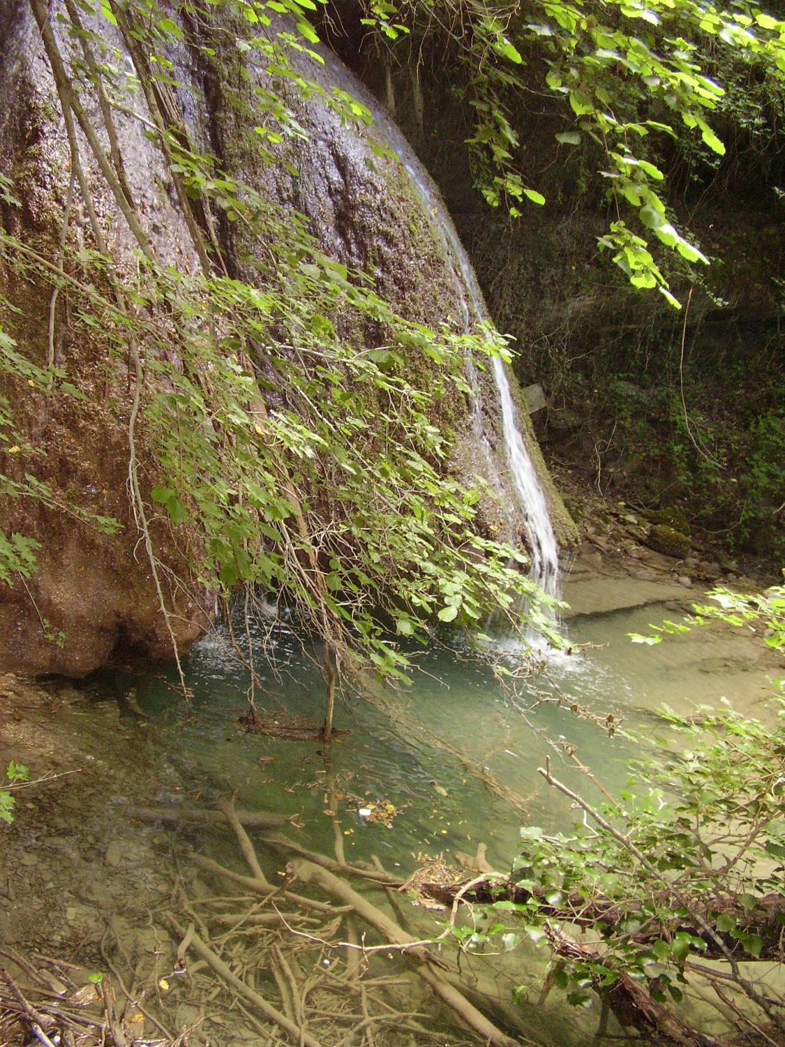 La cascata del torrente Sintria (foto Antonella Focarelli)