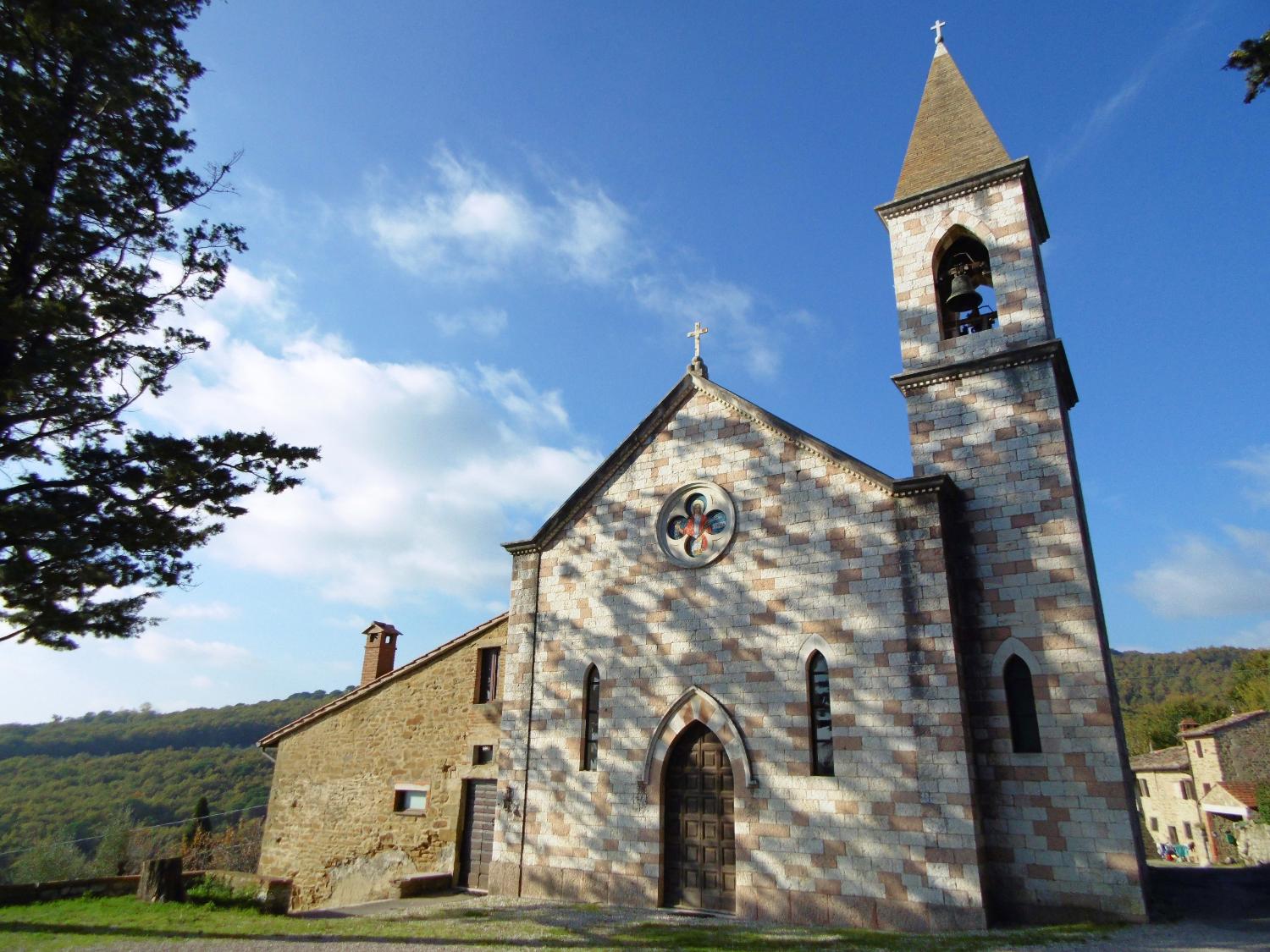 La chiesa di Santa Lucia a Vernazzano alto, da cui si consiglia oggi di iniziare l'anello escursionistico (foto Stefano Binucci)