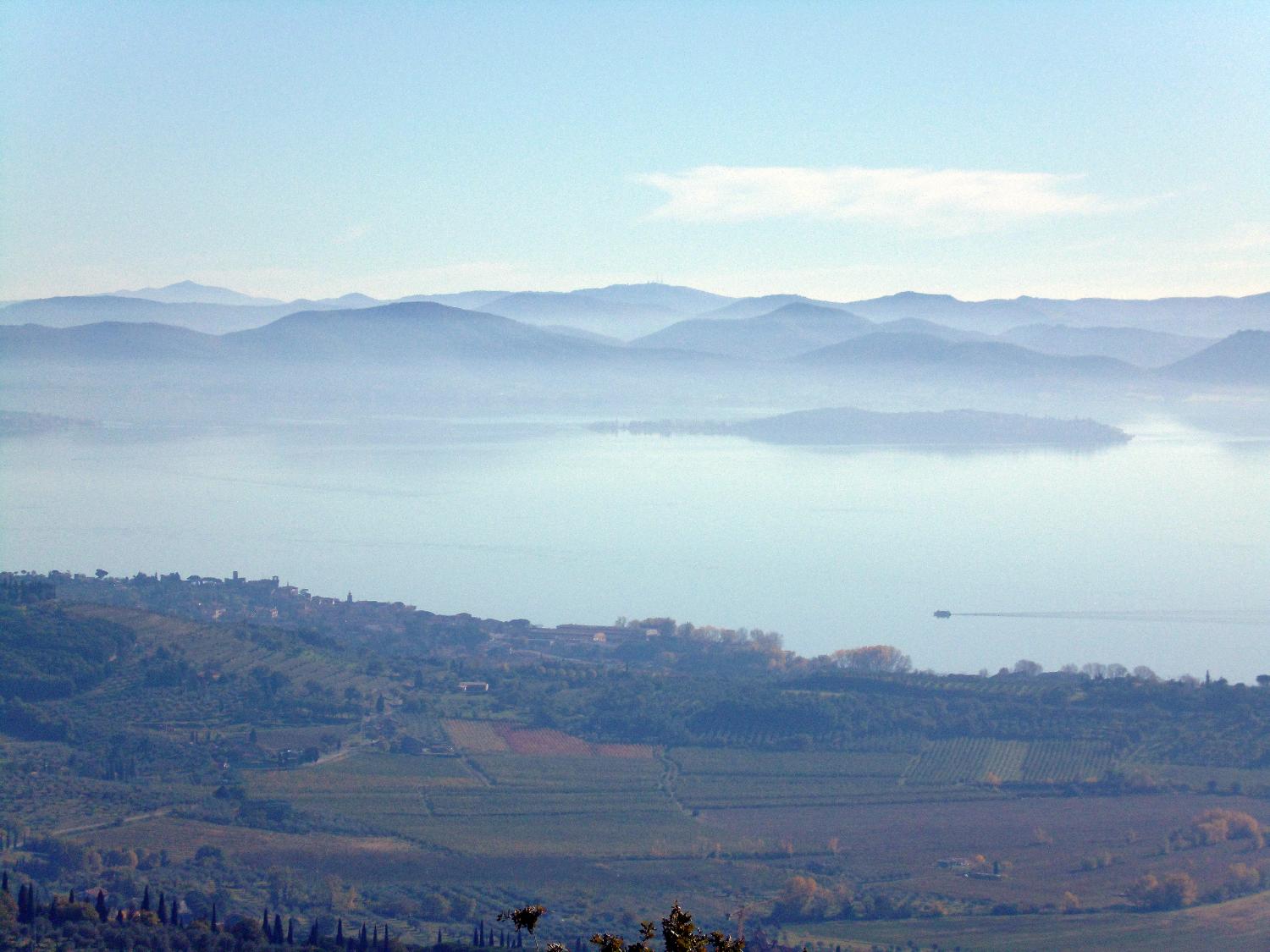 Dal sentiero, veduta panoramica sul Trasimeno (foto Stefano Binucci)