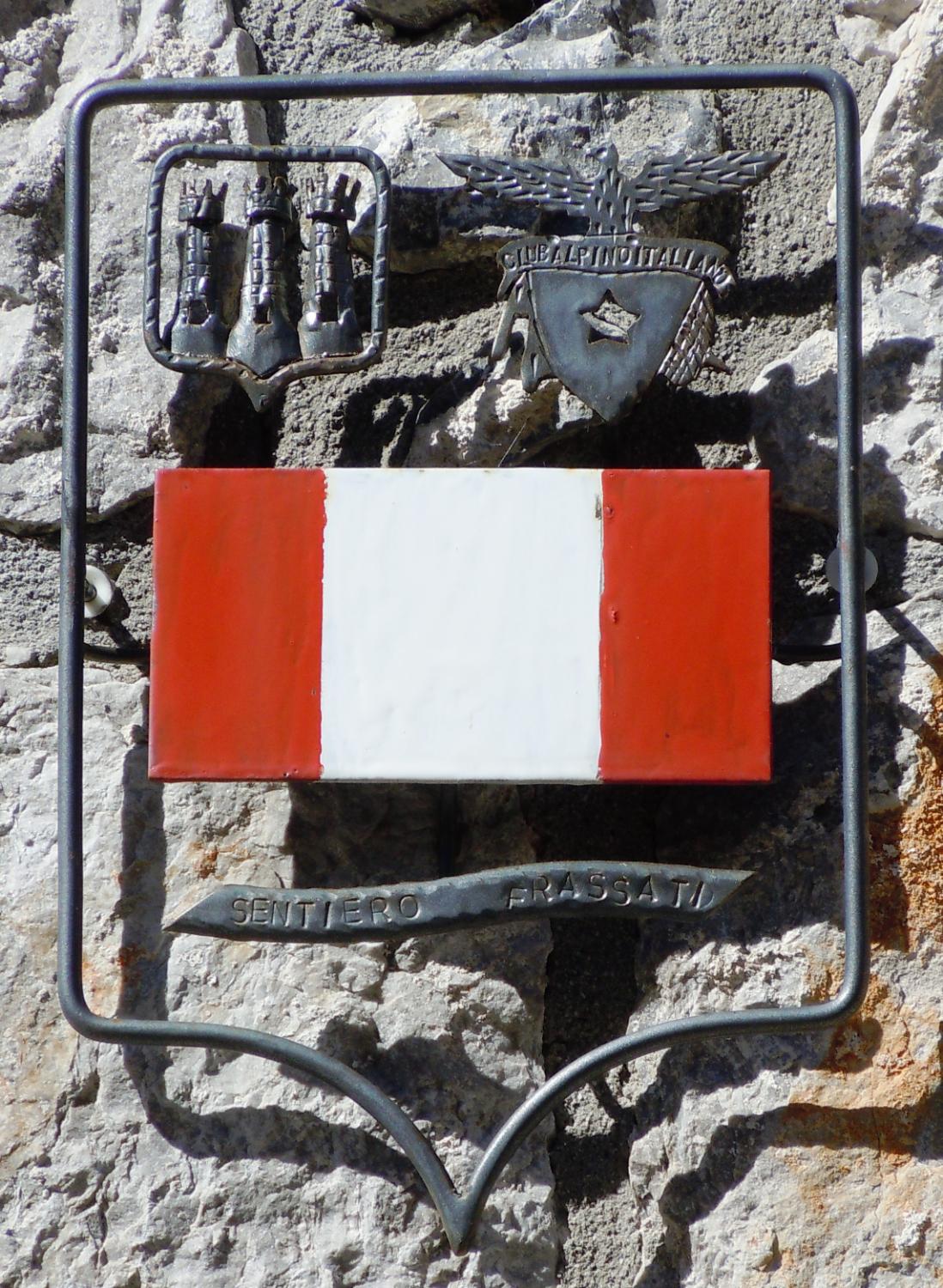 L'originale segnaletica in ferro battuto nel centro storico, opera del maestro fabbro Antonio Vignola (foto Antonello Sica)