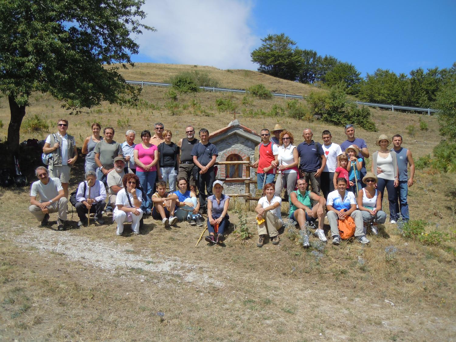 Gruppo di escursionisti davanti all'edicola della Madonna del Sasso (foto Antonello Sica)