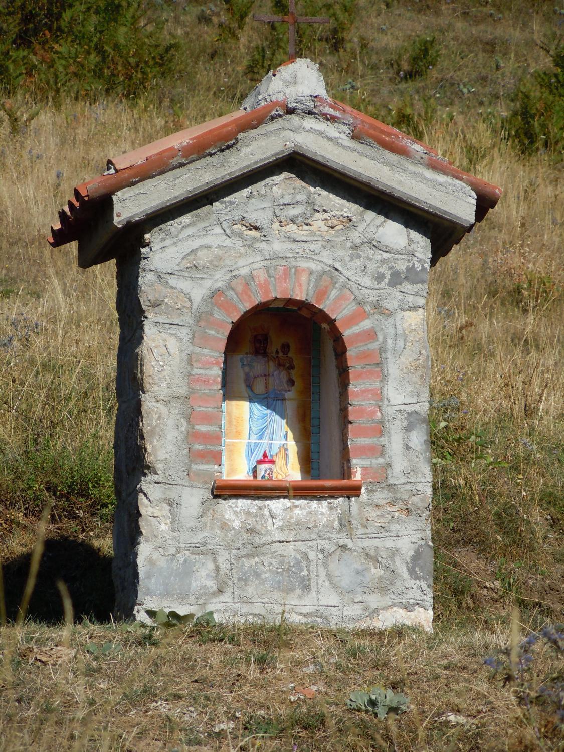 La rinnovata edicola votiva della Madonna del Sasso, con la raffigurazione della Madonna nera di Oropa (foto Antonello Sica).jpg