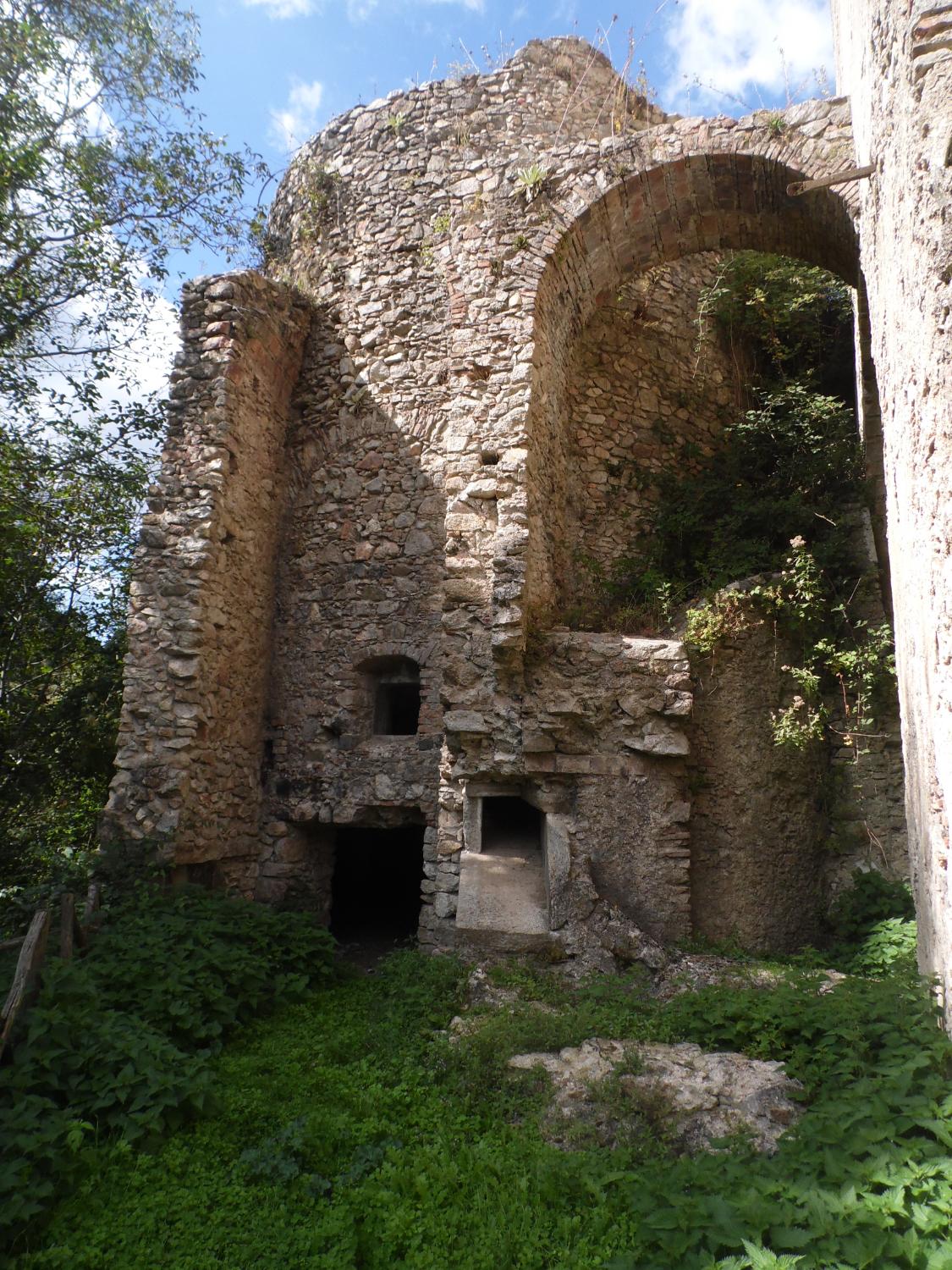 Ruderi delle fonderie (foto Antonino Falcomatà)