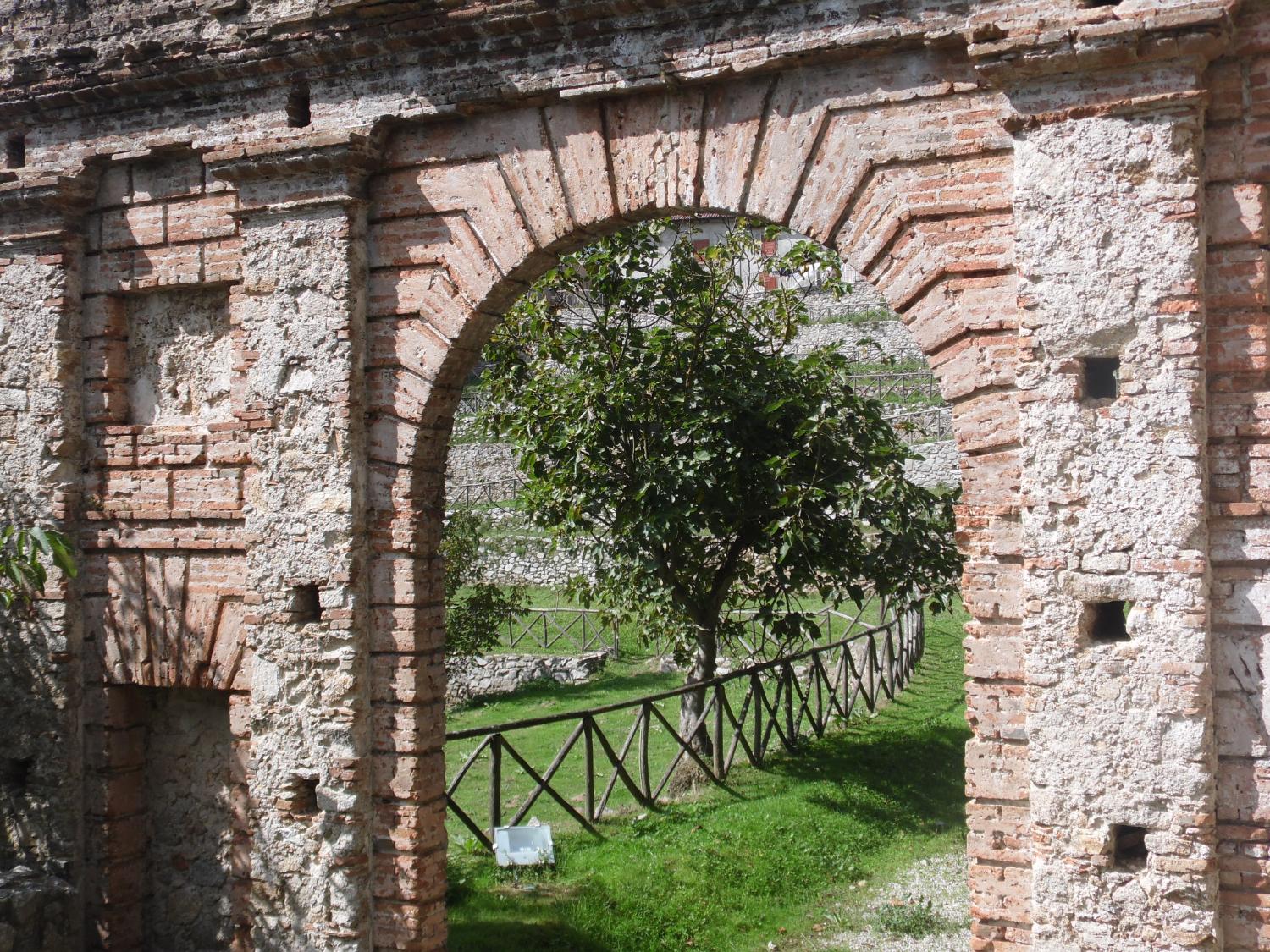 Arco di accesso alla fonderia SantaBarbara (foto Antonino Falcomatà)