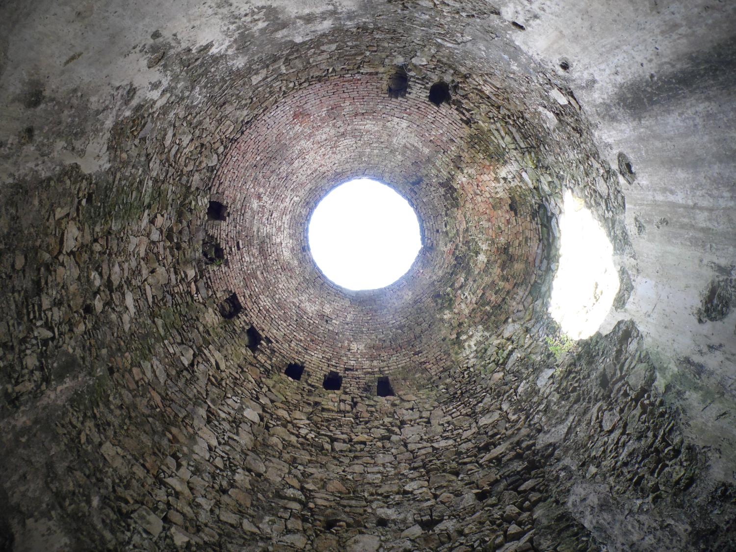 Rudere dell'altoforno della ferriera (foto Antonino Falcomatà)