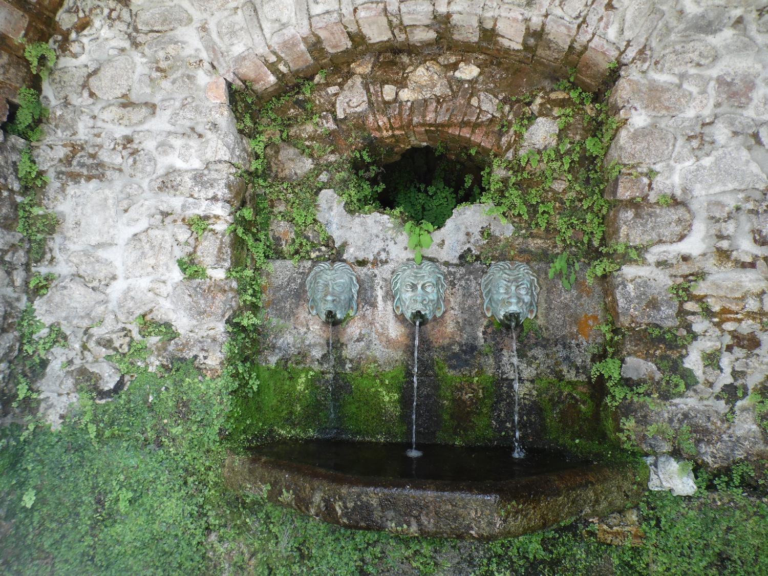 Fontana con bocche di ghisa a forma di maschere (foto Antonino Falcomatà)