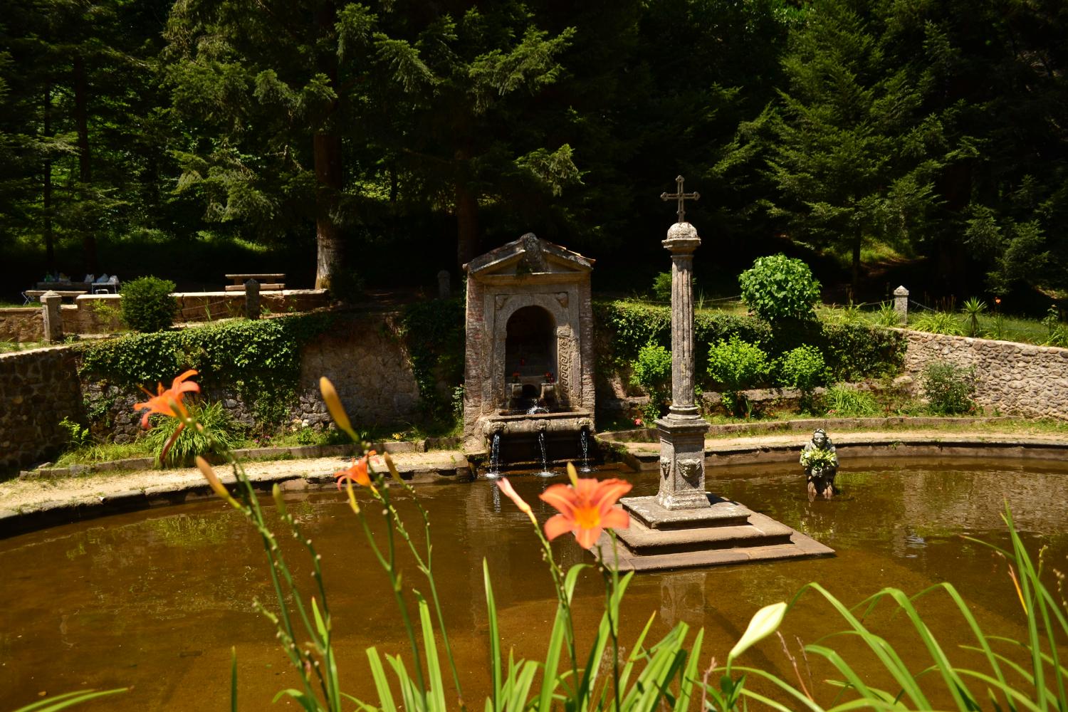 Laghetto artificiale con la statua di San Bruno in ginocchio e intento a pregare (foto Antonino Falcomatà)