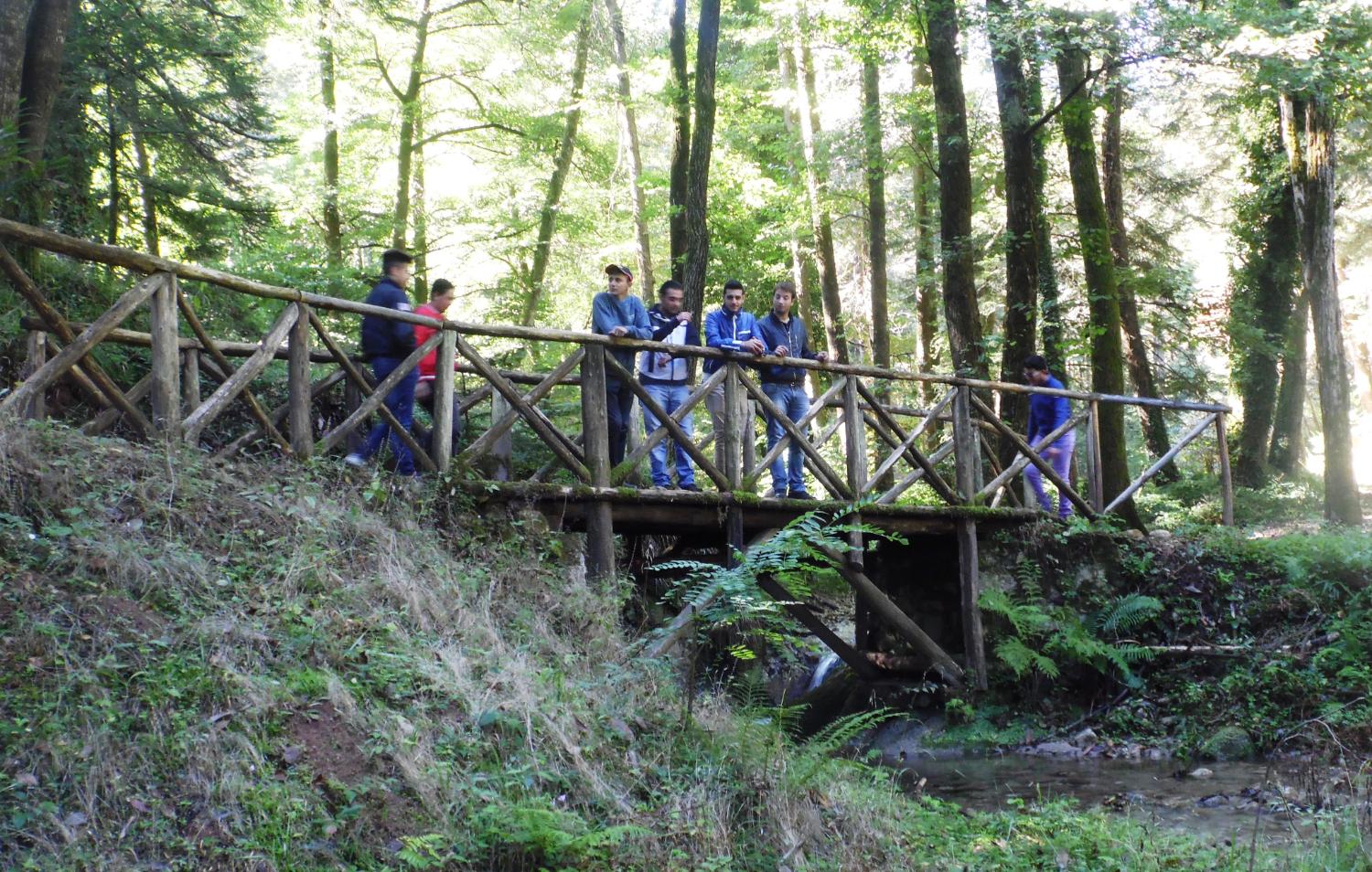 Attraversamento dell'Ancinale all'inizio del bosco di Santa Maria (foto Antonino Falcomatà)