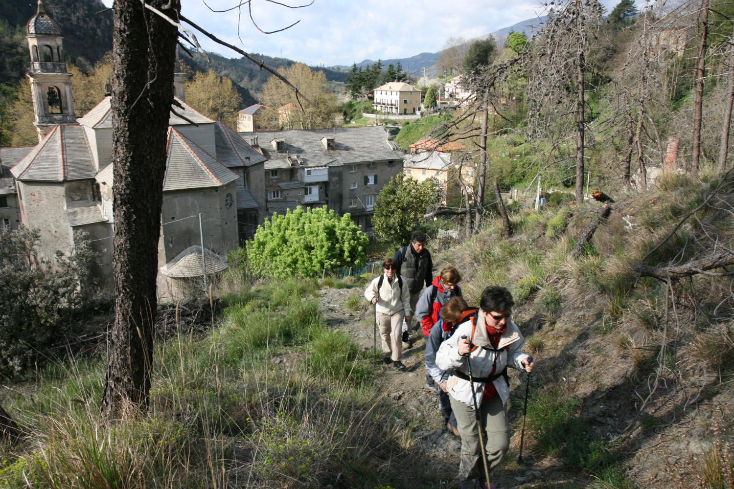 Sul sentiero, salendo da Acquasanta (foto Andrea Ghirardini)