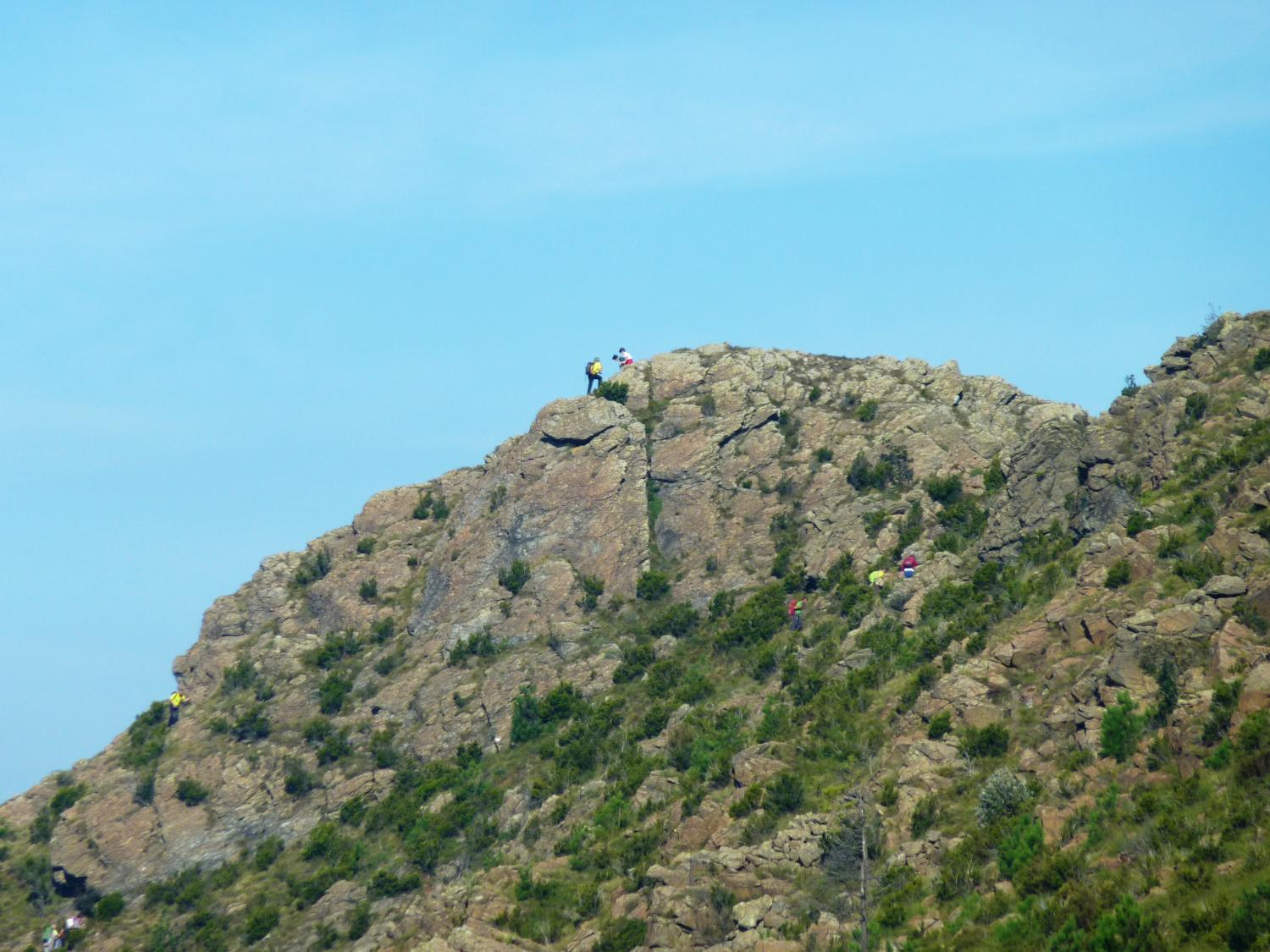 Alpinisti sulle rocce ed escursionisti sul sentiero della Punta Pietralunga (foto Piero Bordo)