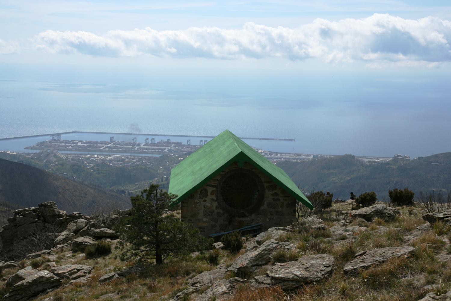 La Cappellina della Baiarda e il porto di Voltri (foto Andrea Ghirardini)