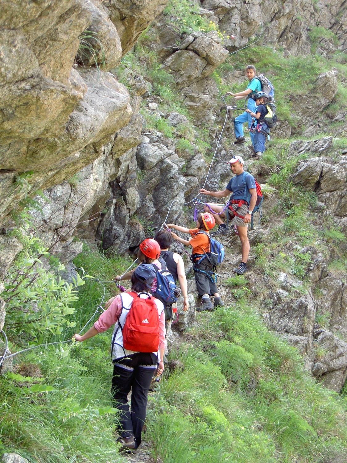 L’Alpinismo Giovanile del CAI ULE Sestri ponente impegnato nel tratto protetto da cavi di acciai foto Mauro De Cesare)