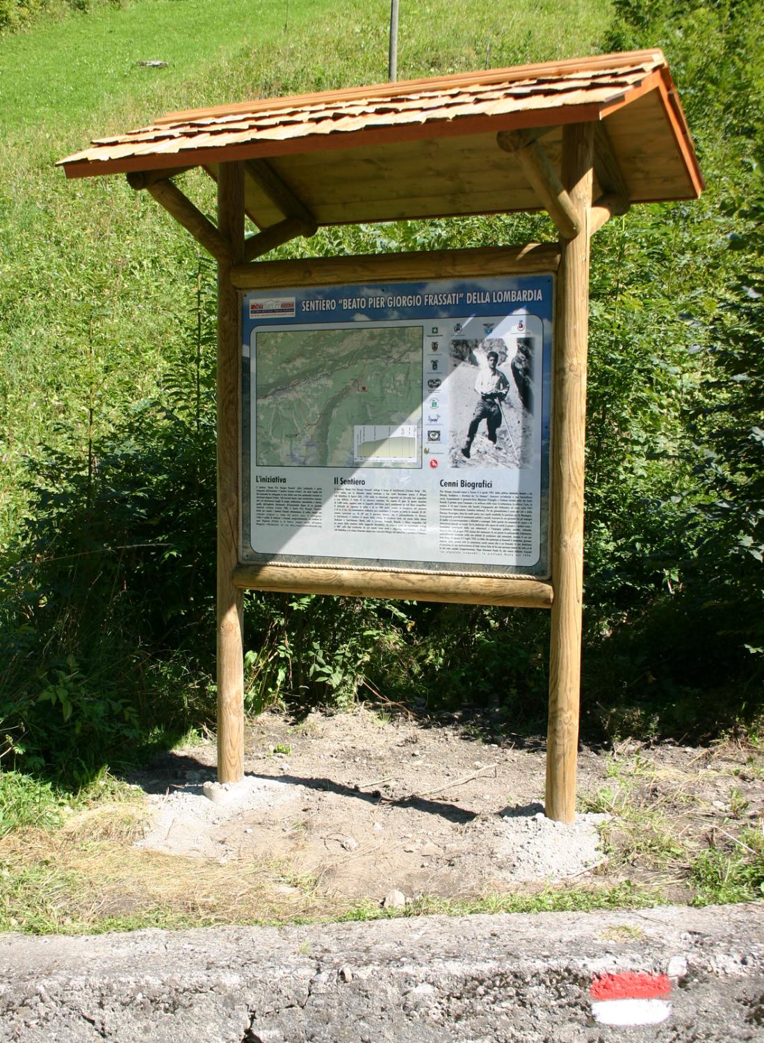 Tabellone all'inizio del Sentiero Frassati a Còrteno Golgi (foto Antonio Stefanini)