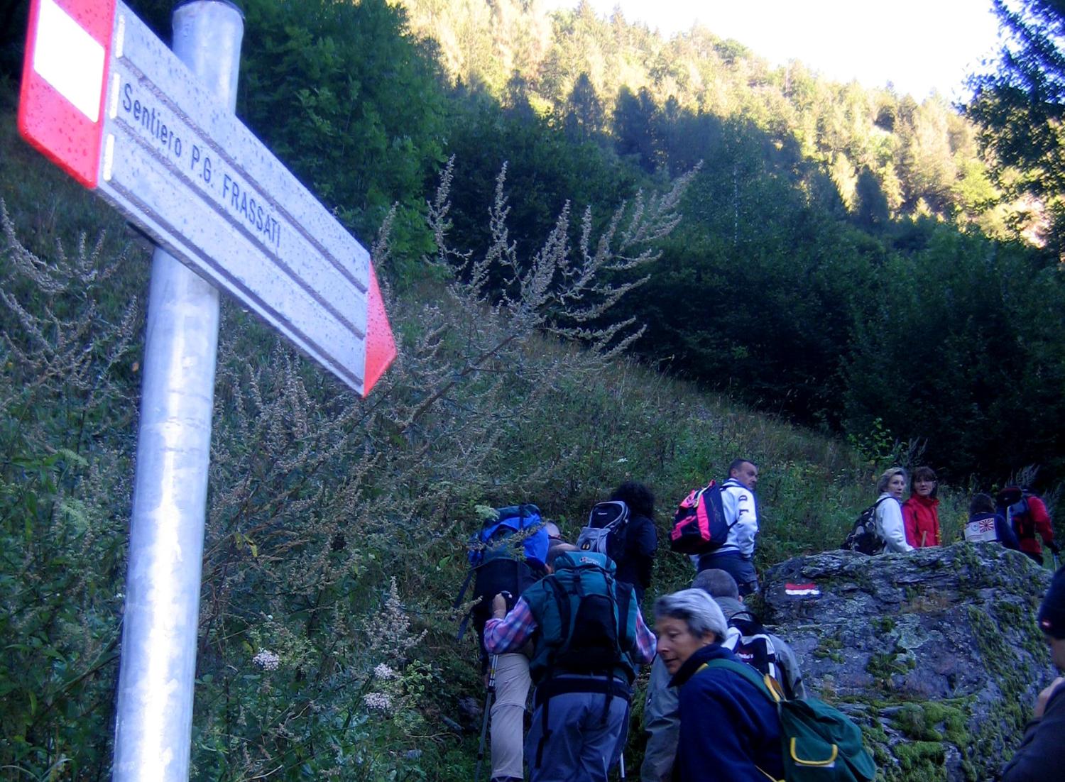 in salita nella parte iniziale del sentiero (foto Antonio Stefanini)