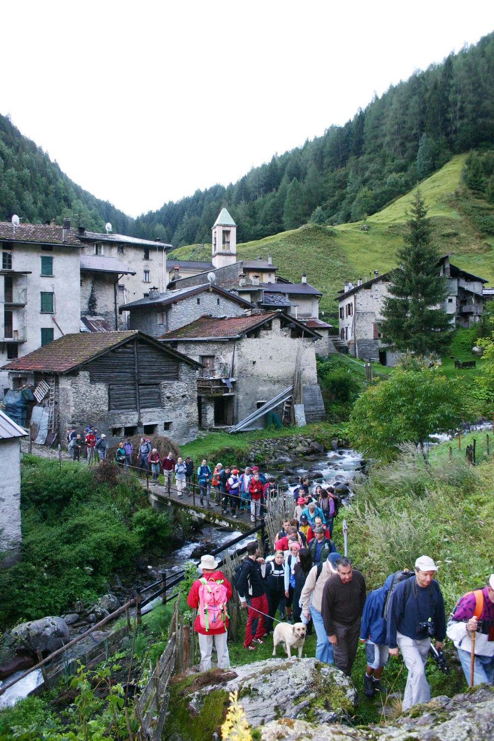 Attraversamento del torrente Campovecchio con sullo sfondo il borgo di Sant'Antonio di Còrteno Golgi (foto Antonio Stefanini