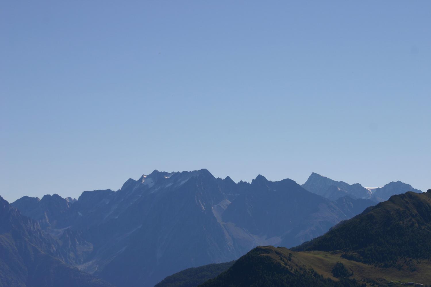 Vista panoramica, dallo Zappello dell'Asino, sulle aguzze punte delle Alpi Orobie Camune e Valtellinesi (foto Antonio Stefanini)