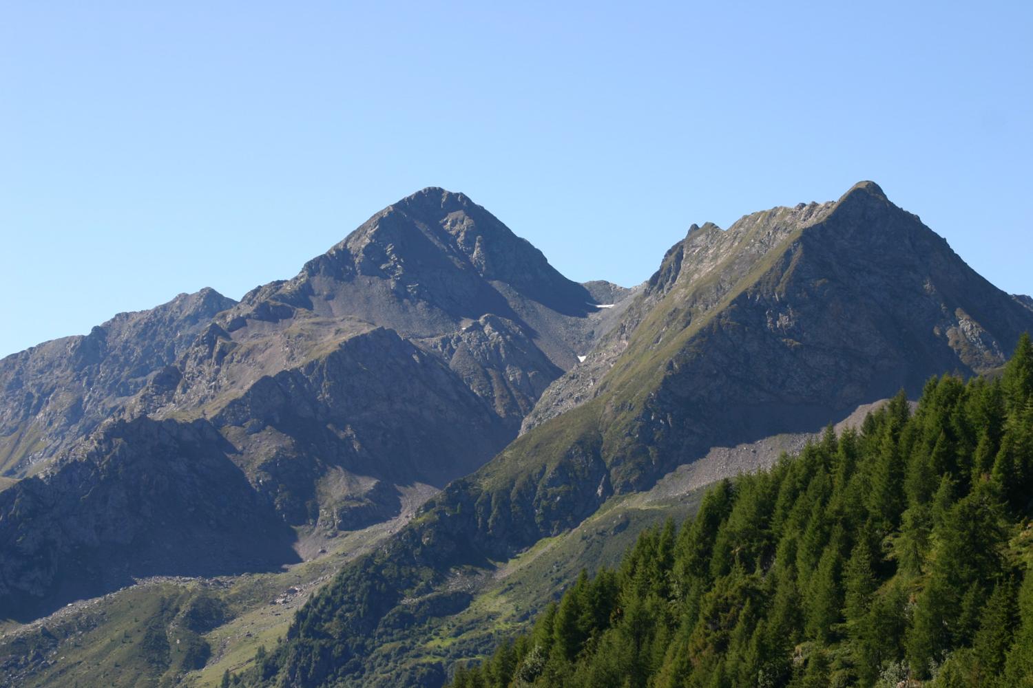 I monti Telènek e Lòrio, alla testata della Val Campovecchio, visti dallo Zappello dell'Asino (foto Antonio Stefanini)