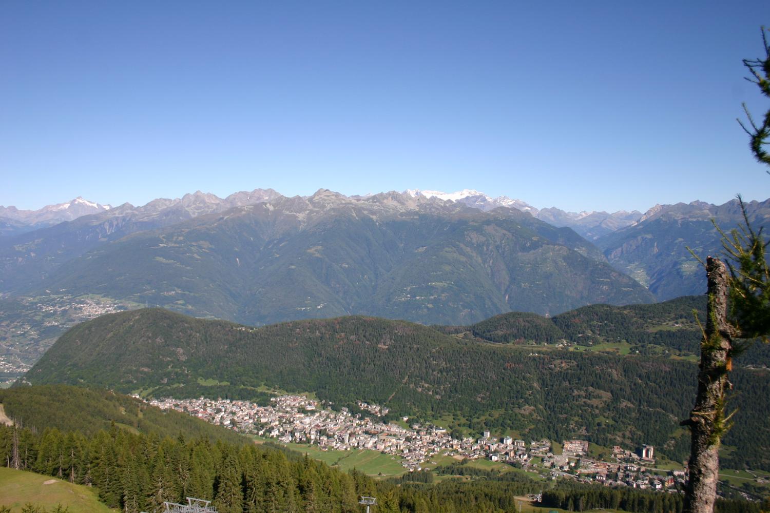 Verso il punto culminante del sentiero, magnifica vista panoramica su Aprìca (foto Antonio Stefanini)